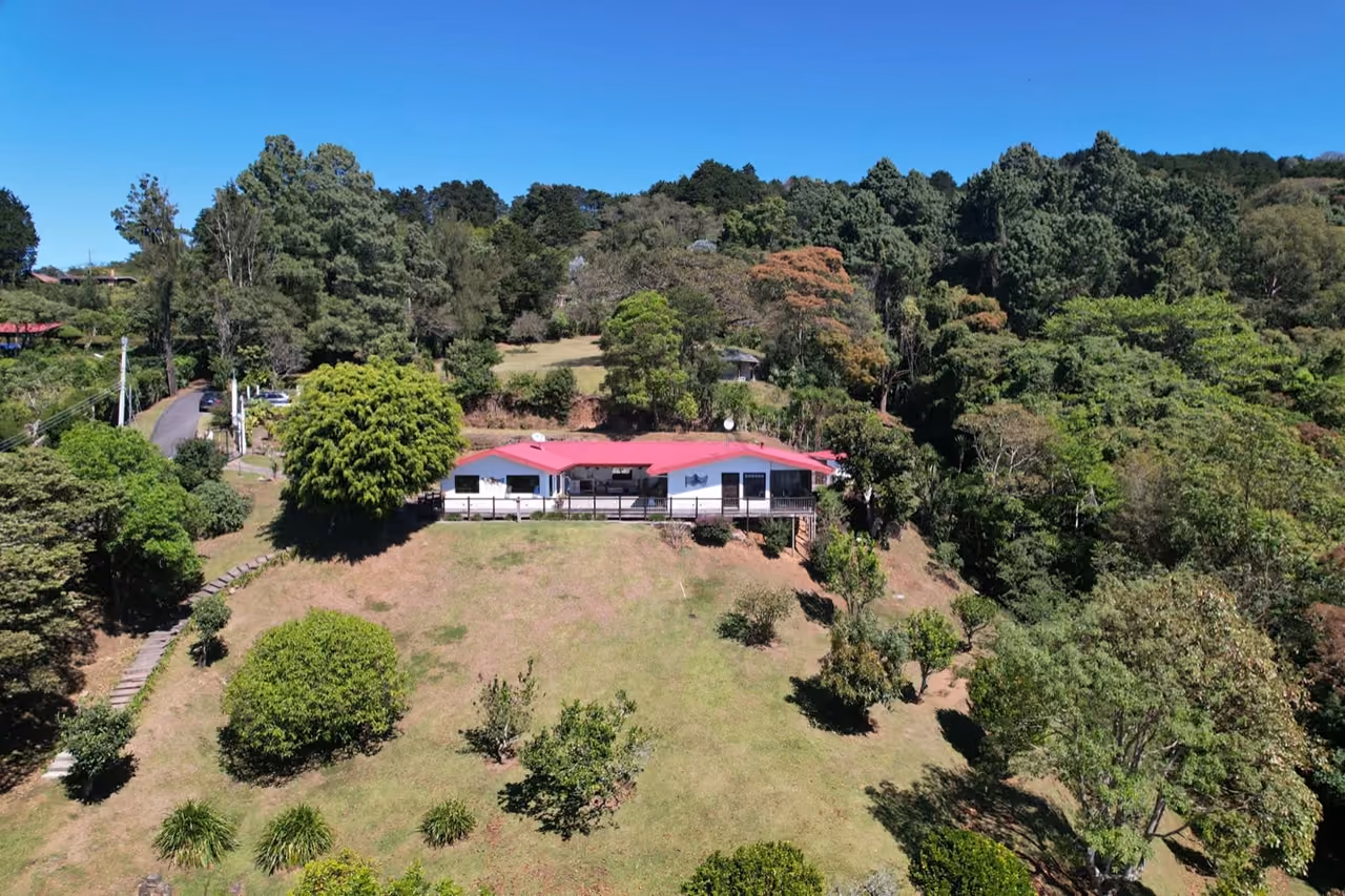 Casa con vistas a las montañas Heredia. 7.100m2 de Jardines — foto 1 de 20