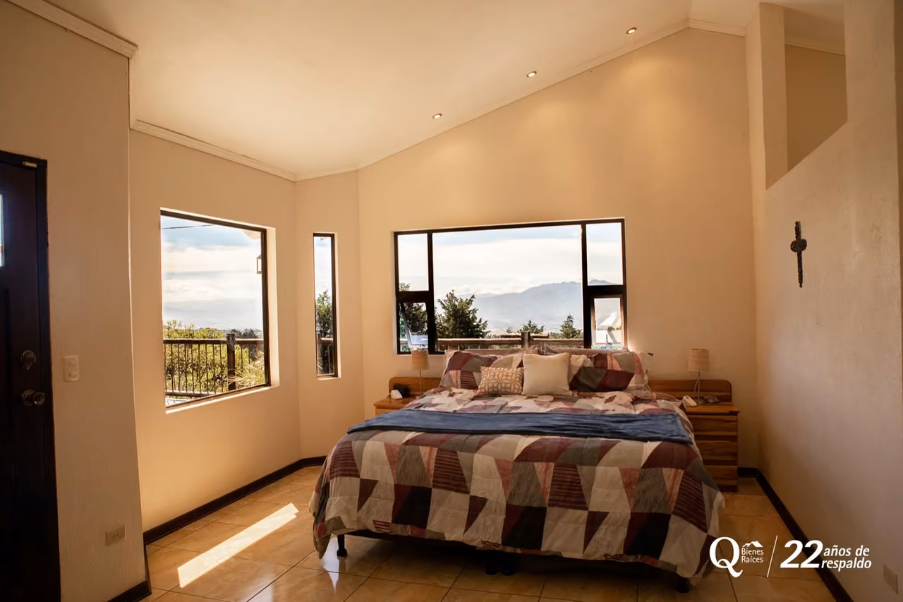 Casa con vistas a las montañas Heredia. 7.100m2 de Jardines — foto 4 de 20