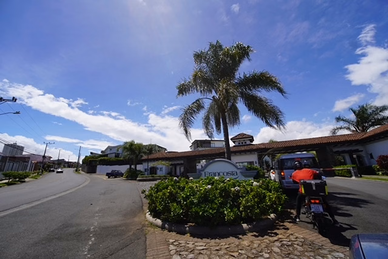 Casa con piscina privada en Francosta · 355 m² de lote — foto 2 de 19