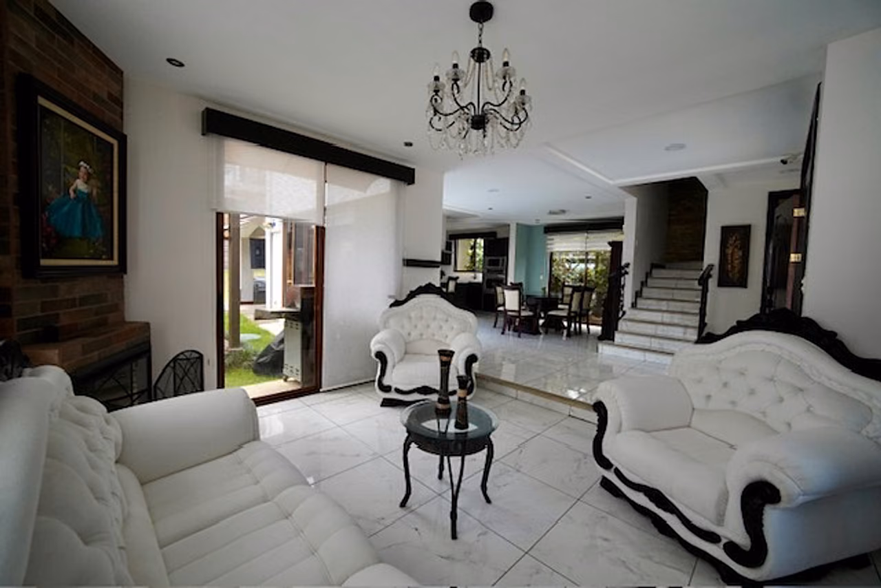 Casa con piscina privada en Francosta · 355 m² de lote — foto 9 de 19