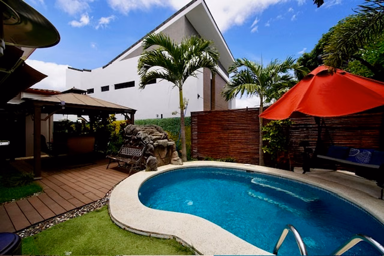 Casa con piscina privada en Francosta · 355 m² de lote — foto 16 de 19