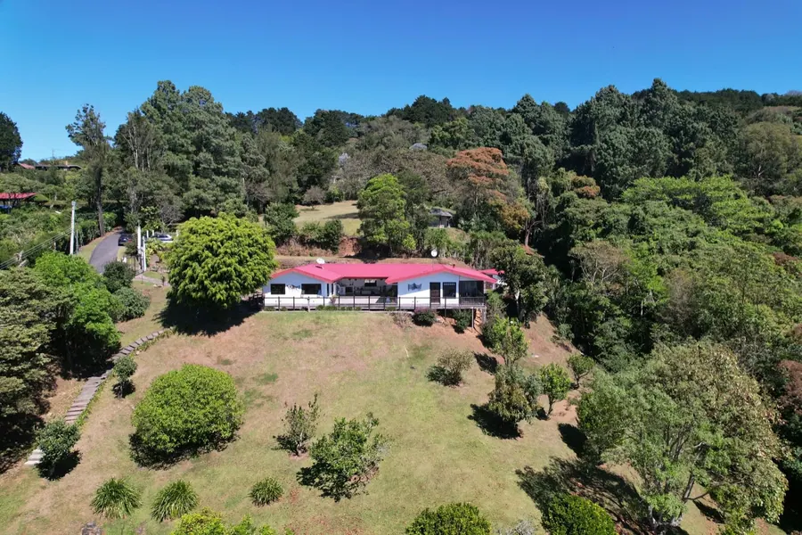 Casa en Santa Bárbara: Casa con vistas a las montañas Heredia. 7.100m2 de Jardines