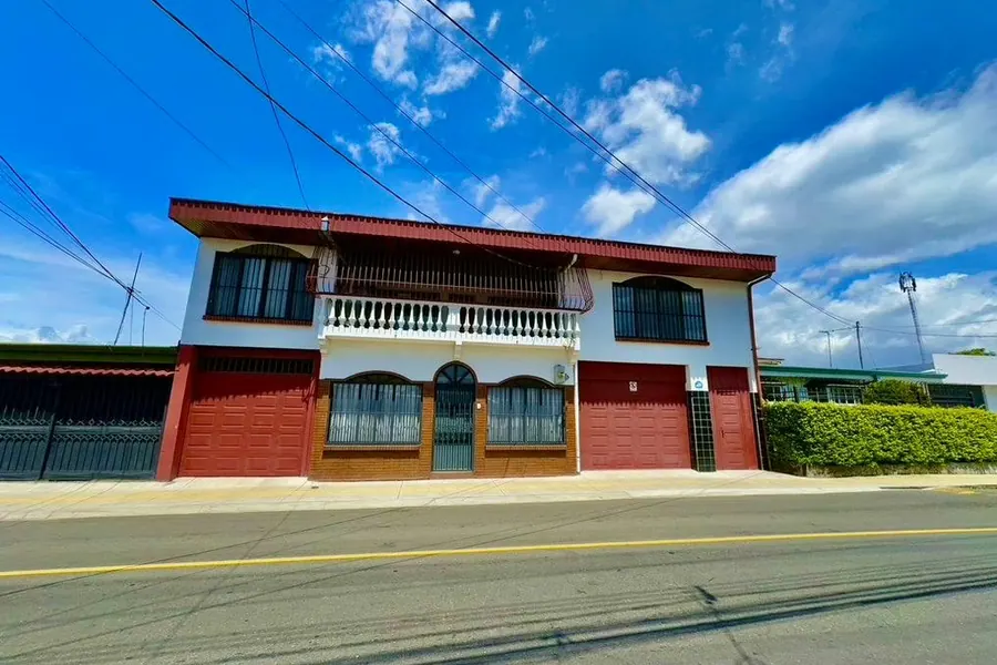 Casa en San Francisco, Heredia: Se vende uso residencial y comercial