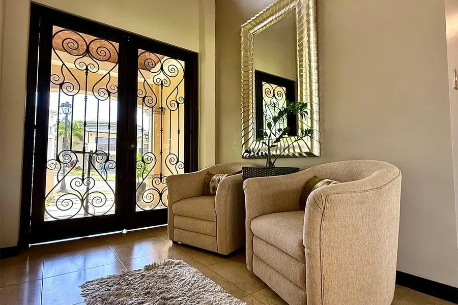 Casa en Ulloa, Heredia: Amplios espacios y finos acabados en Francosta Heredia