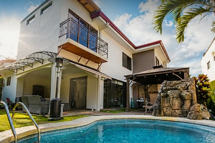 Casa en Ulloa, Heredia: Casa con piscina privada en Francosta · 355 m² de lote