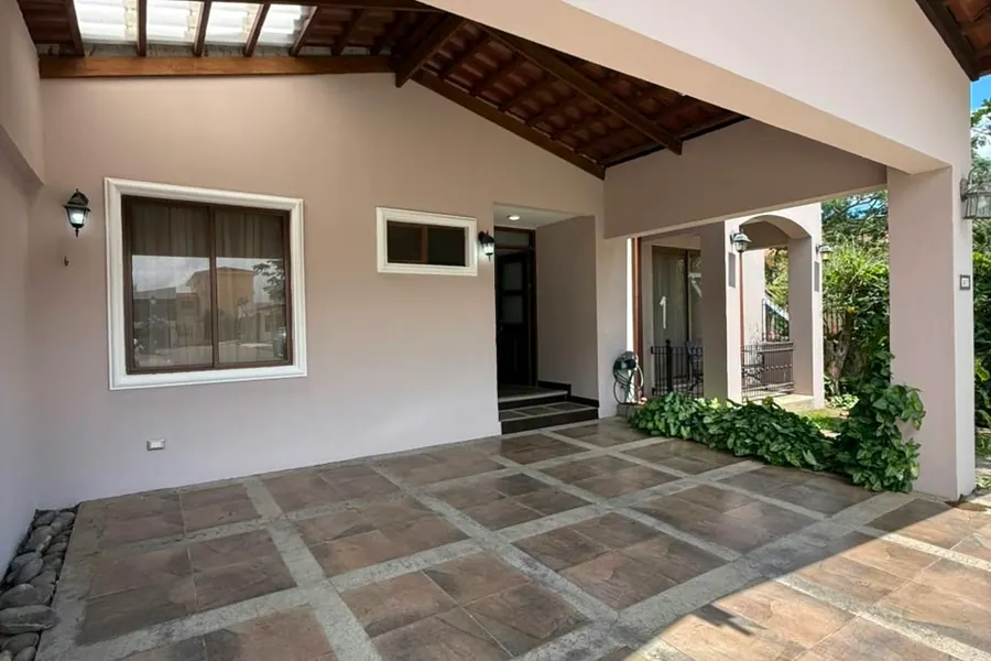 Casa en Ulloa, Heredia: La casa Ideal existe: segura, amplia y bien ubicada, Santo Domingo de Heredia