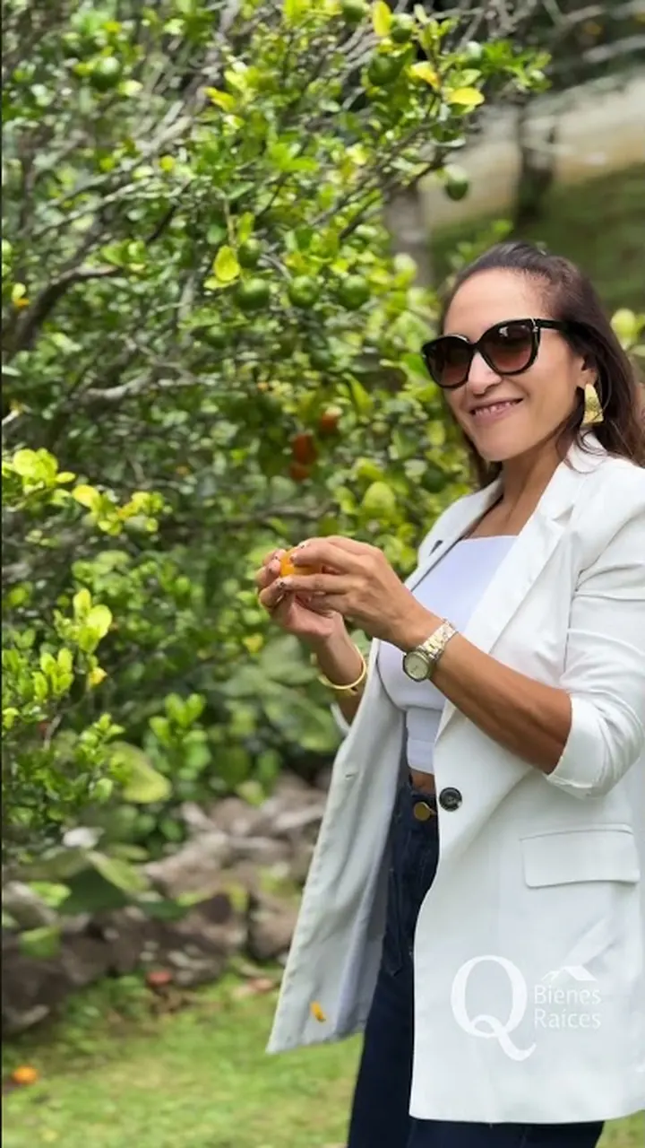 Patricia Quijano enseñando casa en Santa Bárbara
