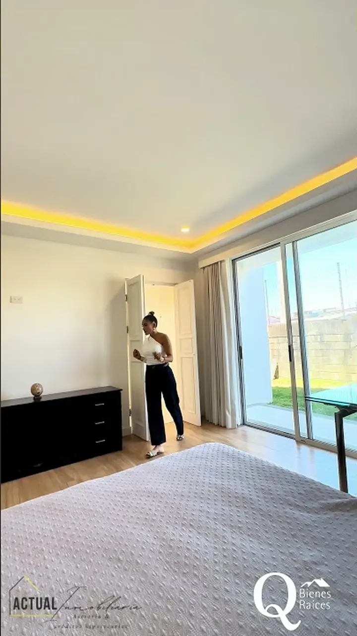 Patricia Quijano enseñando casa en Ulloa, Heredia