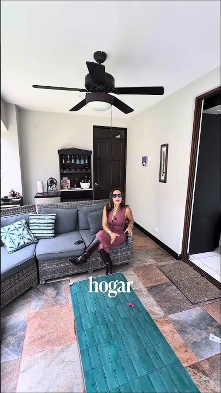 Patricia Quijano enseñando casa en Ulloa, Heredia