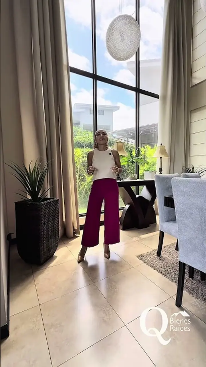 Patricia Quijano enseñando casa en Ulloa, Heredia